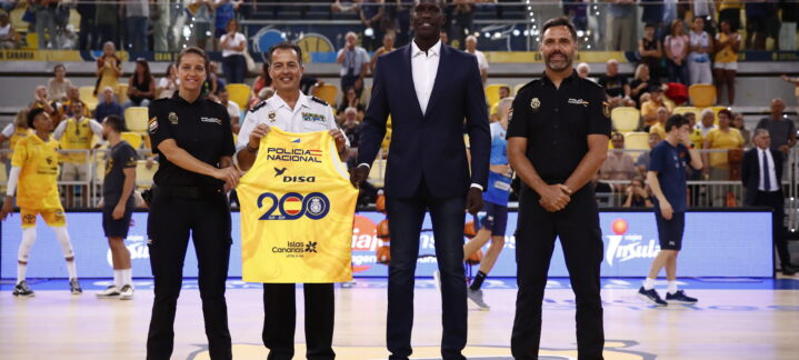 Homenaje a la Policía Nacional con una camiseta conmemorativa de 200 años de servicio.