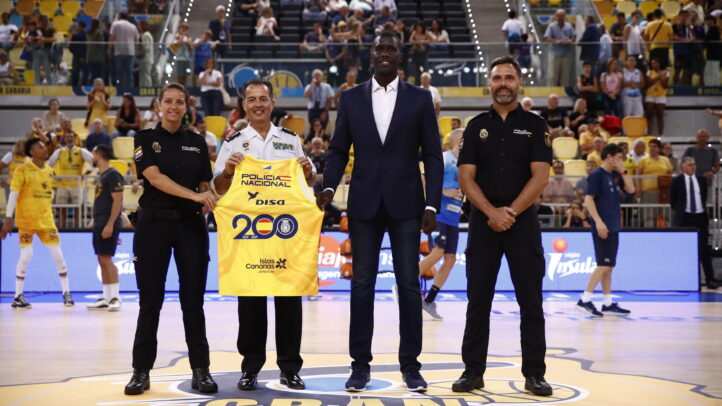 Homenaje a la Policía Nacional con una camiseta conmemorativa de 200 años de servicio.