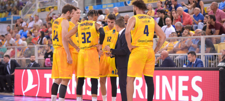 Jugadores del Dreamland Gran Canaria discutiendo estrategias durante un partido.