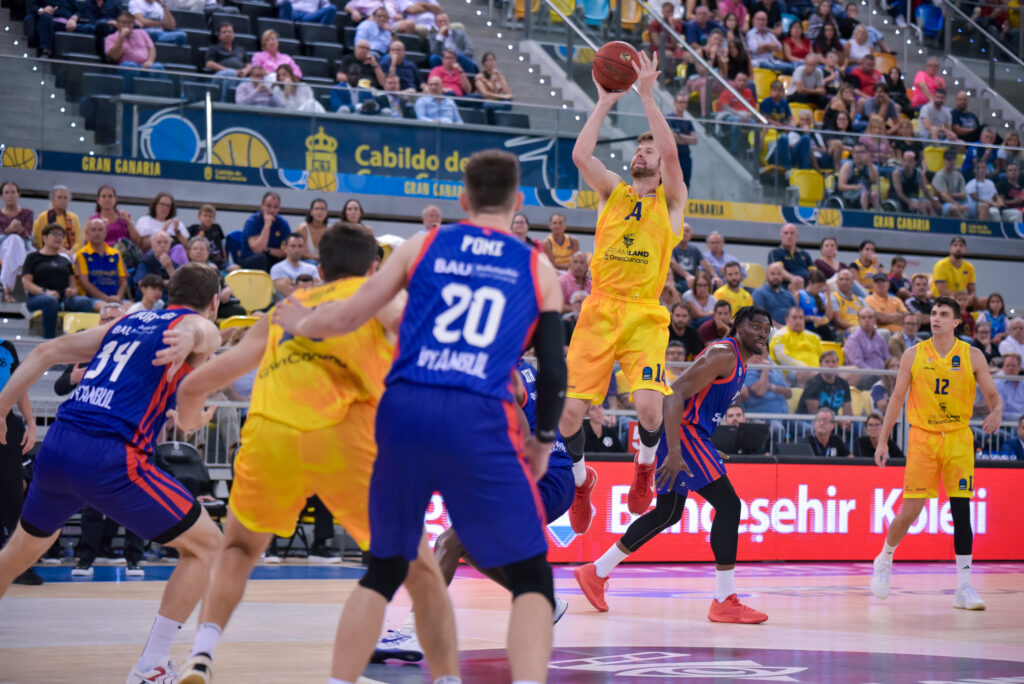 Jugador del Dreamland Gran Canaria lanzando a canasta durante un partido de baloncesto.