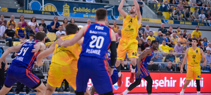 Jugador del Dreamland Gran Canaria lanzando a canasta durante un partido de baloncesto.