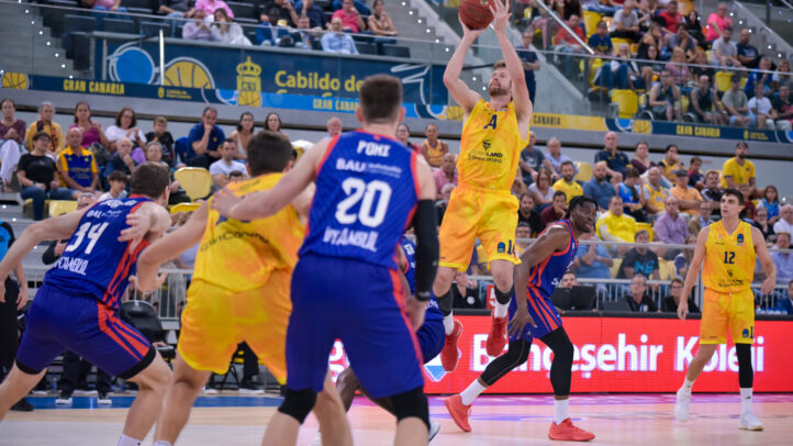 Jugador del Dreamland Gran Canaria lanzando a canasta durante un partido de baloncesto.