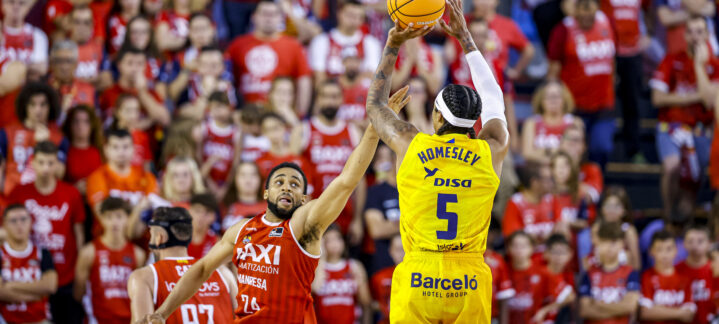 Jugador del Gran Canaria lanzando a canasta durante el partido en Manresa.