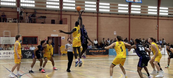Salto entre jugadores de baloncesto en un partido del Segunda FEB.
