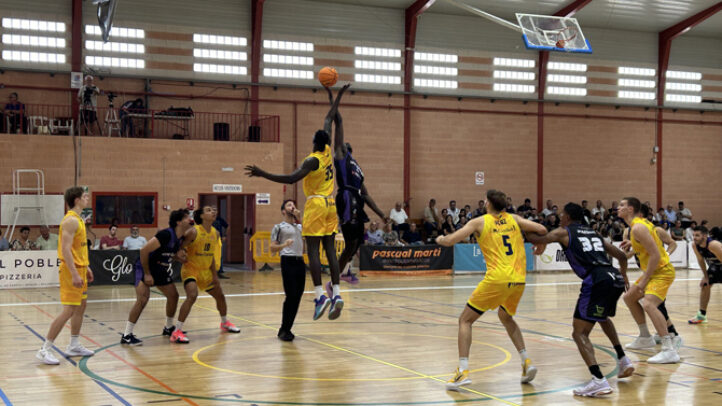 Salto entre jugadores de baloncesto en un partido del Segunda FEB.