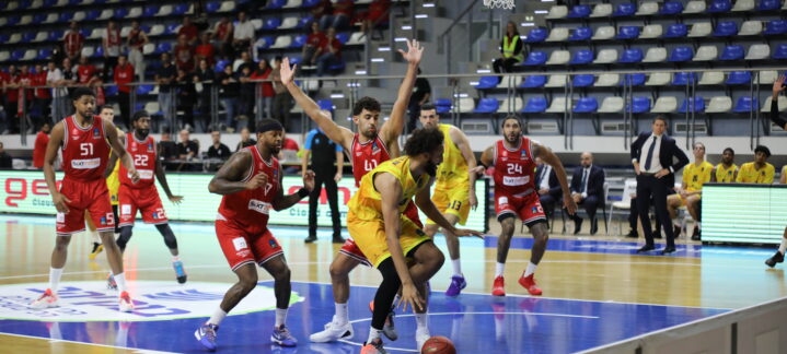 Jugadores en acción durante el partido Dreamland Gran Canaria vs Hapoel Shlomo Tel Aviv.