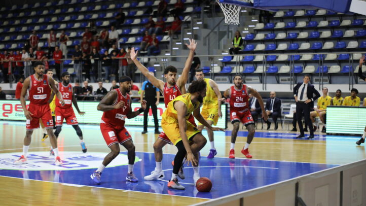 Jugadores en acción durante el partido Dreamland Gran Canaria vs Hapoel Shlomo Tel Aviv.