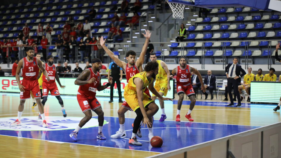 Jugadores en acción durante el partido Dreamland Gran Canaria vs Hapoel Shlomo Tel Aviv.