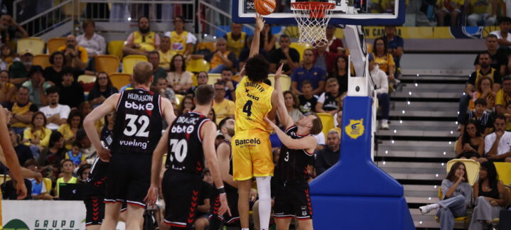 Jugadores en acción durante un partido de baloncesto en el estadio Martín Carpena.