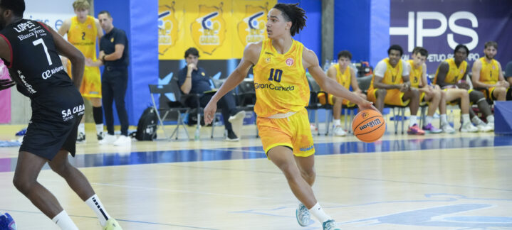 Jugadores de baloncesto en acción durante un partido del Gran Canaria.