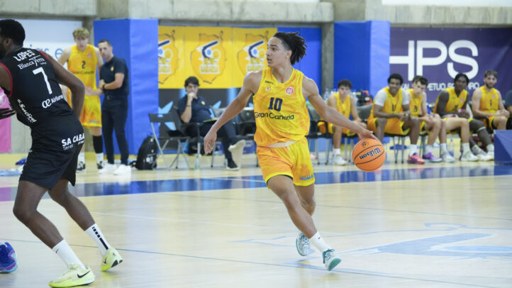 Jugadores de baloncesto en acción durante un partido del Gran Canaria.