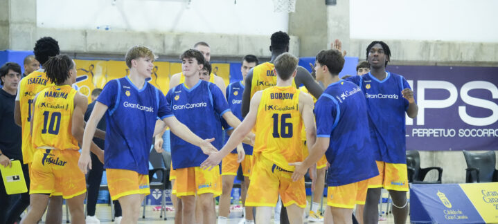Jugadores del CB Gran Canaria celebran y saludan en el entrenamiento del equipo.