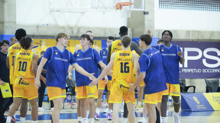 Jugadores del CB Gran Canaria celebran y saludan en el entrenamiento del equipo.