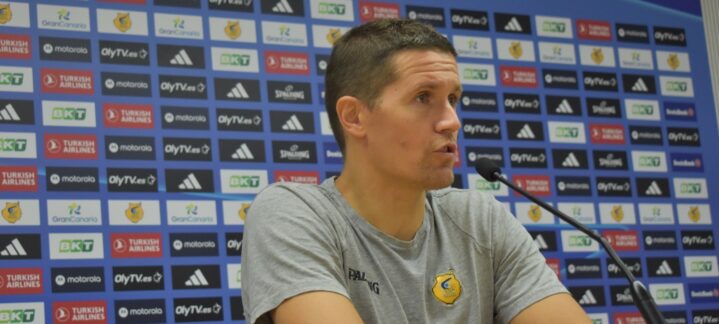 Entrenador Jaka Lakovic ofreciendo una rueda de prensa sobre el equipo Gran Canaria.