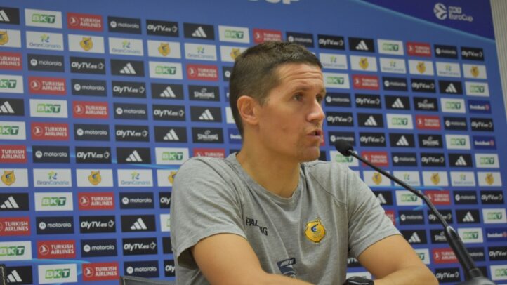 Entrenador Jaka Lakovic ofreciendo una rueda de prensa sobre el equipo Gran Canaria.