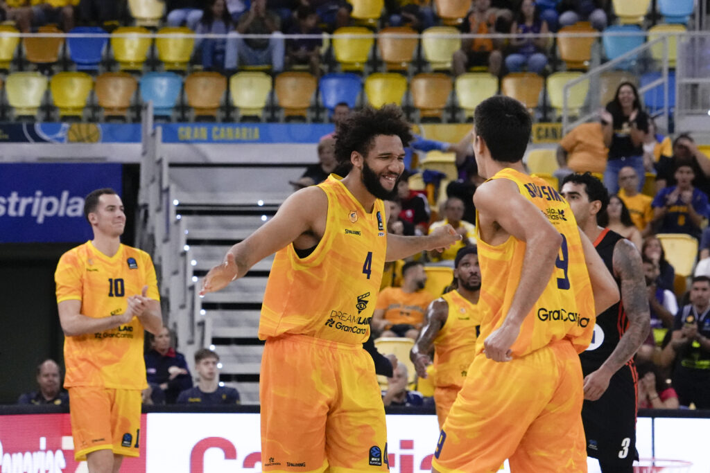 Jugadores del Dreamland Gran Canaria celebran un momento en el partido contra Ulm.