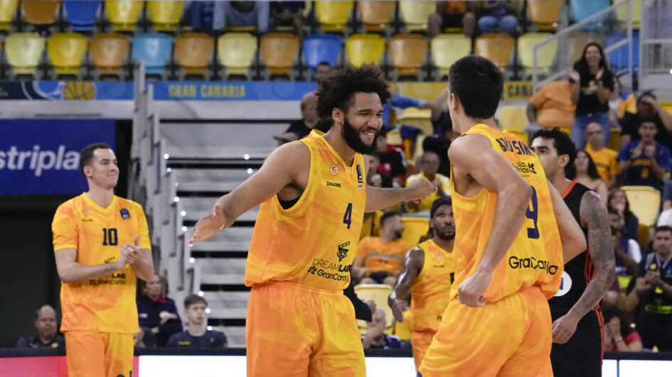 Jugadores del Dreamland Gran Canaria celebran un momento en el partido contra Ulm.