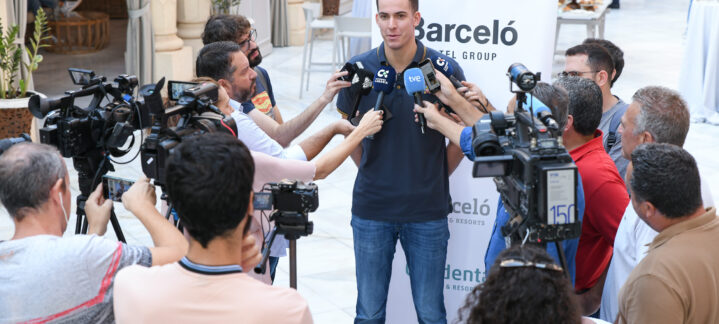 Miquel Salvó rodeado de periodistas durante una ronda de entrevistas.