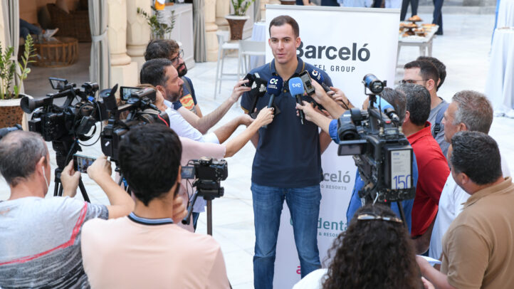 Miquel Salvó rodeado de periodistas durante una ronda de entrevistas.