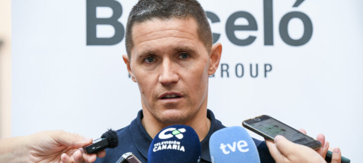 Jaka Lakovic habla a los medios en una conferencia de prensa.