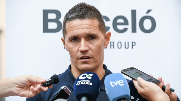 Jaka Lakovic habla a los medios en una conferencia de prensa.