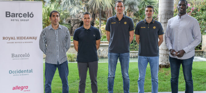 a Royal Hideaway Hotel, el escenario perfecto para activar el modo derbi canario",Cinco integrantes del Club Baloncesto Gran Canaria posan junto a un cartel del hotel.