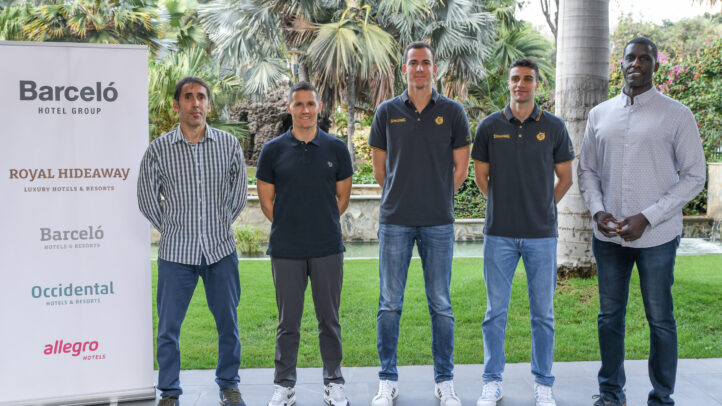 a Royal Hideaway Hotel, el escenario perfecto para activar el modo derbi canario",Cinco integrantes del Club Baloncesto Gran Canaria posan junto a un cartel del hotel.