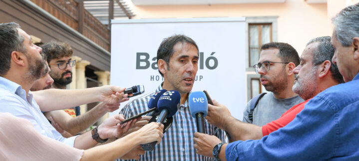 Willy Villar ofrece declaraciones a varios periodistas en un evento del club.