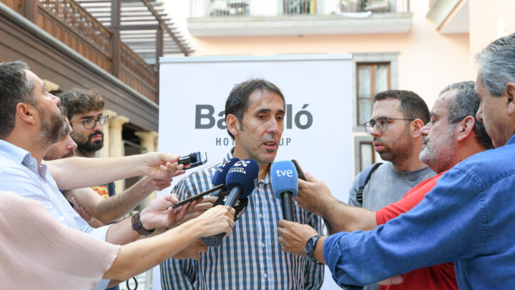 Willy Villar ofrece declaraciones a varios periodistas en un evento del club.