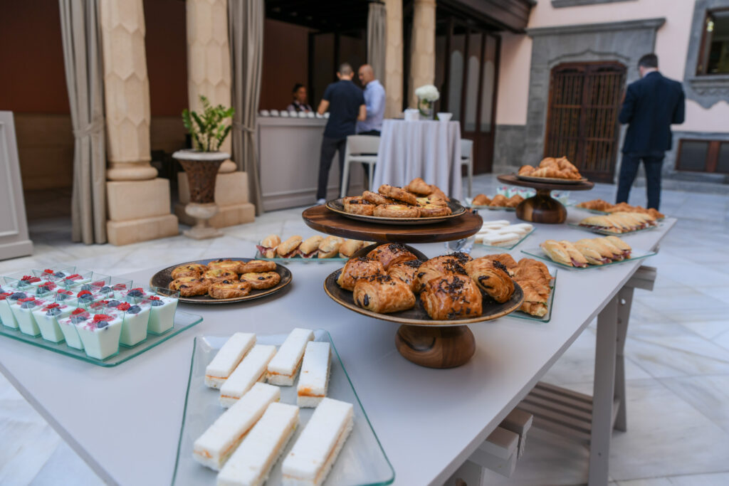  a Royal Hideaway Hotel, el escenario perfecto para activar el modo derbi canario","Buffet con postres y aperitivos en un evento en el Santa Catalina, Royal Hideaway Hotel.