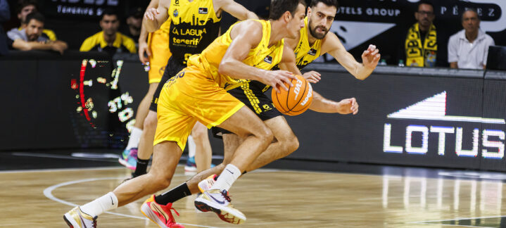 Jugadores del Gran Canaria luchan por el balón durante un partido de baloncesto.