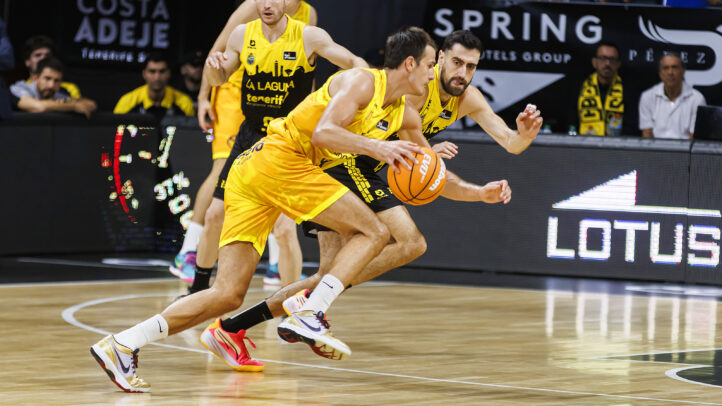 Jugadores del Gran Canaria luchan por el balón durante un partido de baloncesto.