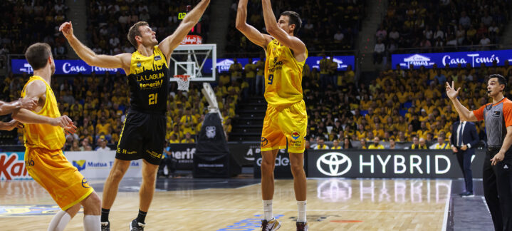 en diez claves",Jugador lanza el balón mientras un defensor salta cerca en un partido de baloncesto.