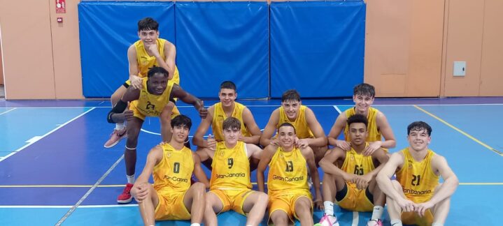 Jóvenes jugadores del júnior masculino del CB Gran Canaria, posando en equipo en la cancha.