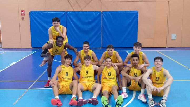 Jóvenes jugadores del júnior masculino del CB Gran Canaria, posando en equipo en la cancha.