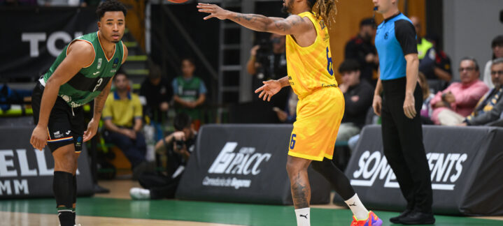 en diez claves","Jugadores de baloncesto en acción durante un partido, con balón y árbitro presente.