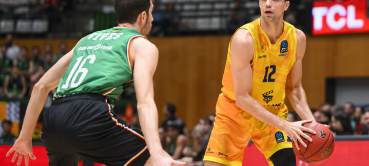 Jugador del Dreamland Gran Canaria con balón, enfrentándose a un oponente en un partido.