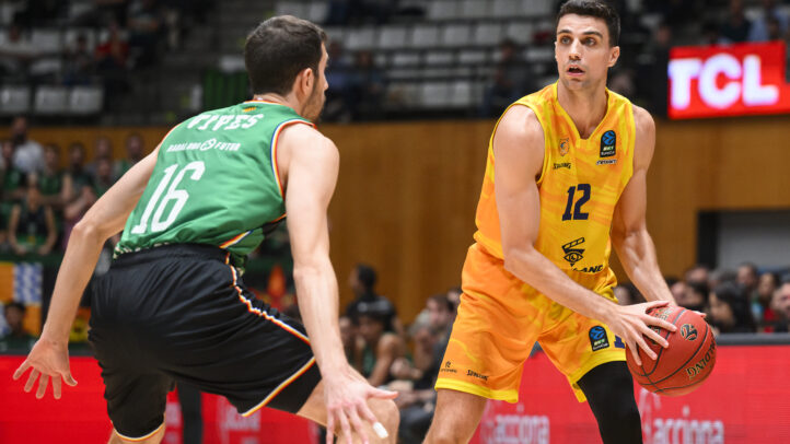 Jugador del Dreamland Gran Canaria con balón, enfrentándose a un oponente en un partido.