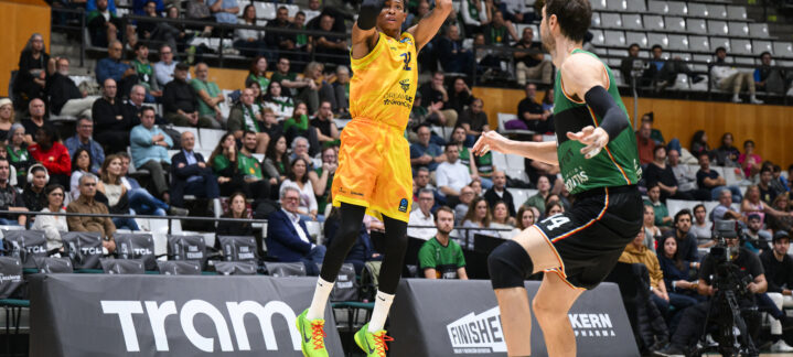 vuelta al ruedo en Europa",Jugador lanzando el balón en un partido entre Gran Canaria y Joventut Badalona.