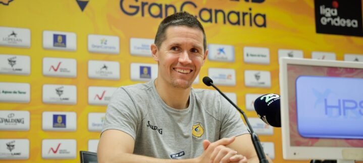 Rueda de prensa de Jaka Lakovic con el logo del Club Baloncesto Gran Canaria de fondo.