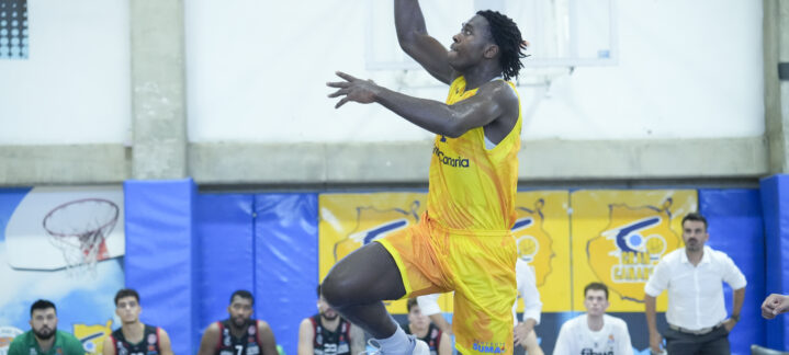 Jugador del CB Gran Canaria realizando un salto para encestar durante un partido.