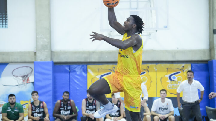 Jugador del CB Gran Canaria realizando un salto para encestar durante un partido.