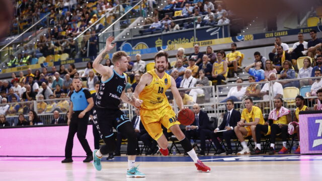 Jugadores de baloncesto en acción durante un partido en el BKT EuroCup.