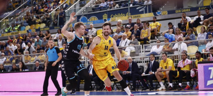 Jugadores de baloncesto en acción durante un partido en el BKT EuroCup.