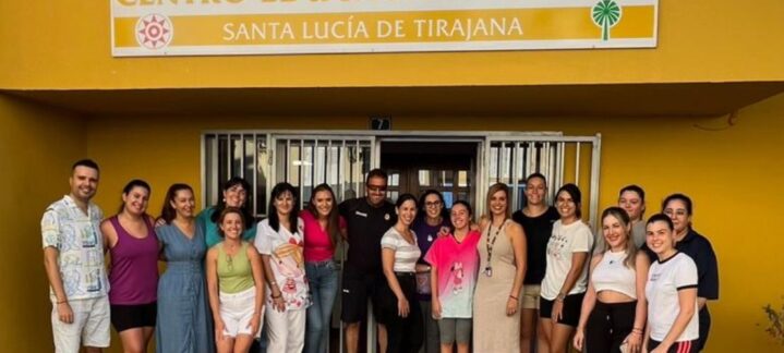 Grupo de personas sonrientes frente al Centro de Educación Especial de Santa Lucía.