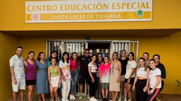 Grupo de personas sonrientes frente al Centro de Educación Especial de Santa Lucía.