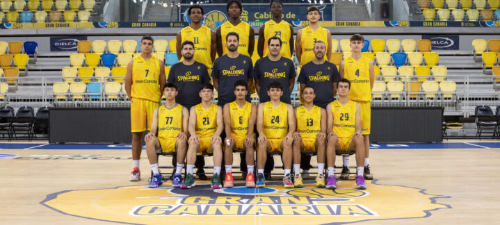 Jugadores del Gran Canaria júnior posando en la cancha en uniforme amarillo.