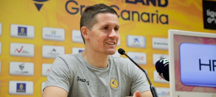 Jaka Lakovic sonriente durante una conferencia de prensa en el Club Baloncesto Gran Canaria.
