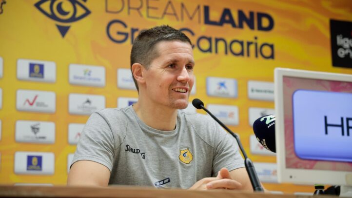 Jaka Lakovic sonriente durante una conferencia de prensa en el Club Baloncesto Gran Canaria.