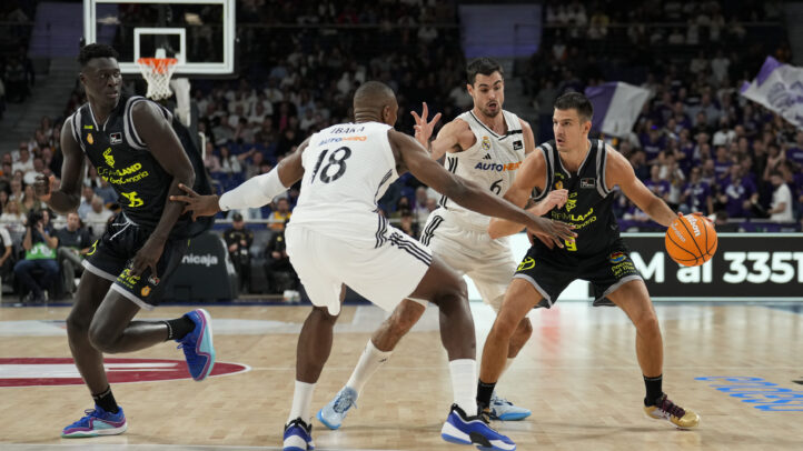 Jugadores de baloncesto en acción durante un partido en el WiZink Center.